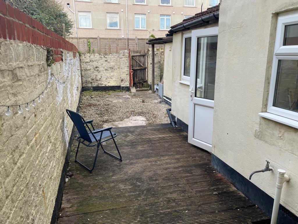 Lot: 96 - FREEHOLD RESIDENTIAL INVESTMENT - Walled rear patio with decking